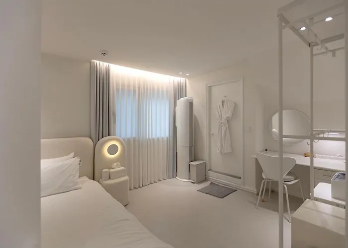 Still Time Bright 3 Bedroom With 2 Baths Near Myeongdong Station