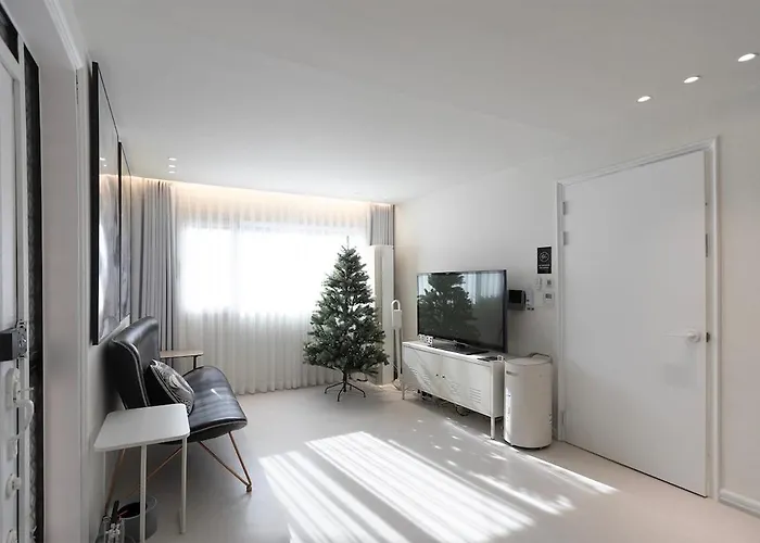 Still Time Bright 3 Bedroom With 2 Baths Near Myeongdong Station * 서울특별시